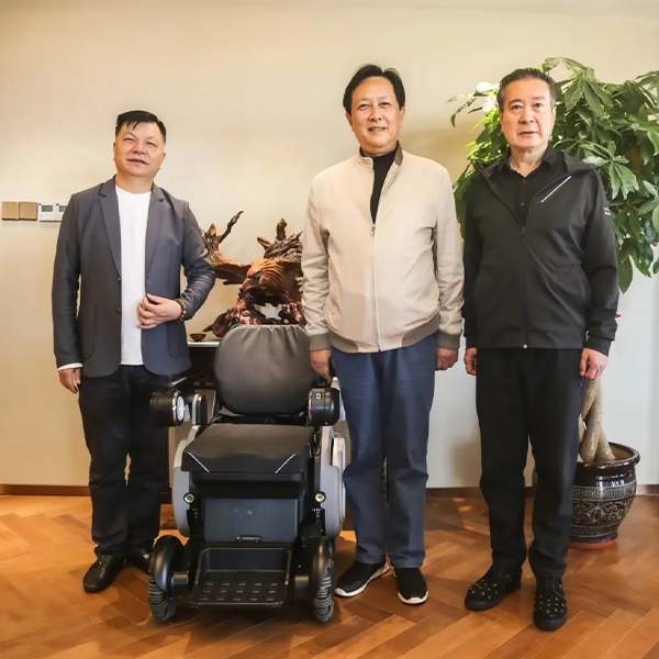 O famoso ator chinês Tang Guoqiang visitou seguro e sentiu o \"à vontade\" da IF Intelligent Mobility Powerchair!